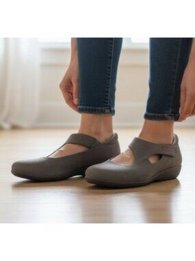 NEW Gray EASY SPIRIT 24-7 Suede Low Wedge Ladies Size 8.5